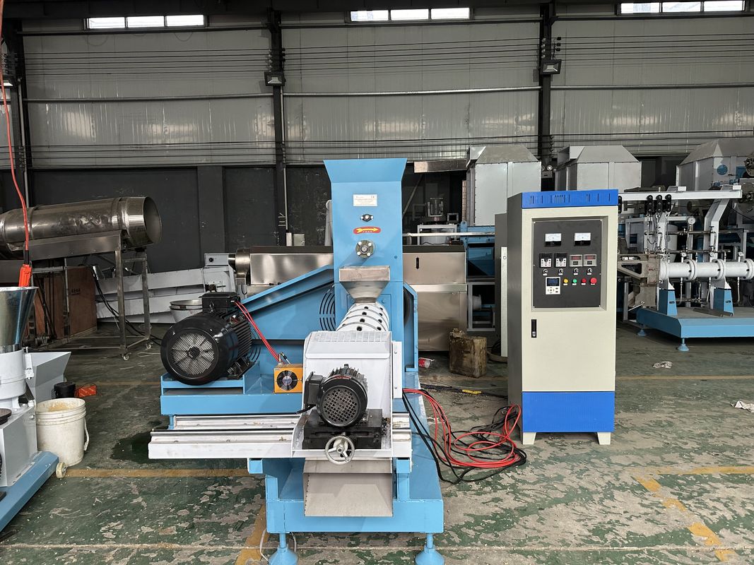 0.5-1t/h 容量 飼料ペレット生産ライン 草粉の原材料とエンジニアガイドの設置