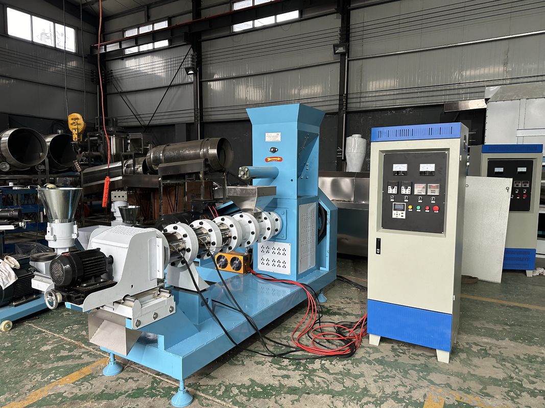 0.5-1t/h 容量 飼料ペレット生産ライン 草粉の原材料とエンジニアガイドの設置